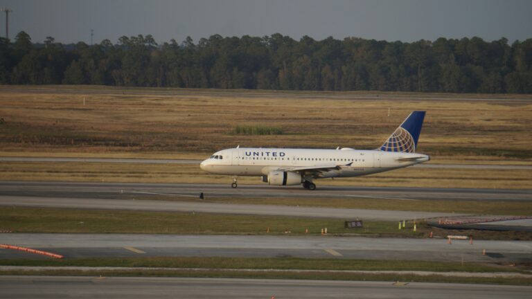 Explore to united airlines flight ua770 emergency diversion